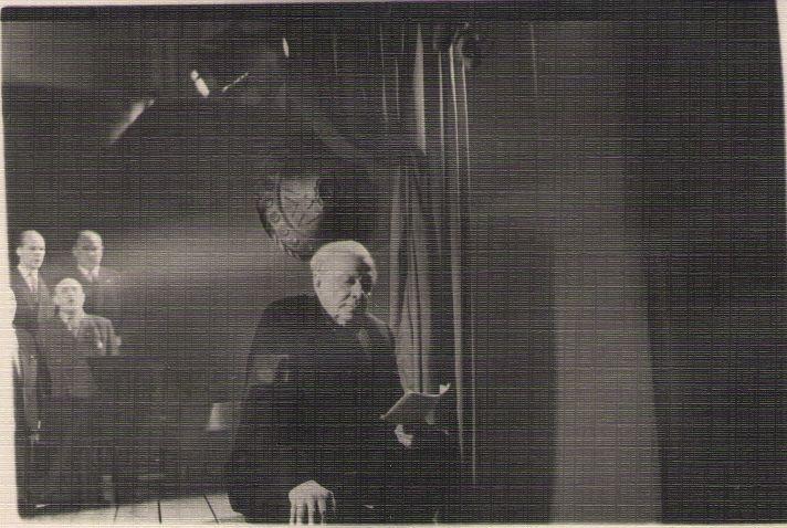Foto. ENSV rahvakunstnik Hugo Laur loeb katkendit eeposest Kalevipoja I saates, Tallinna Telestuudios, 1961.