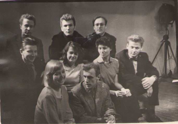 Foto. Tallinna Riikliku Konservatooriumi lavakunsti üliõpilased esinemas Kalevipoja I saates, Tallinna Telestuudios, 1961.