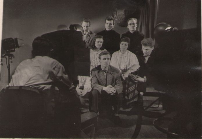 Foto. Tallinna Riikliku Konservatooriumi lavakunsti üliõpilased esinemas Kalevipoja I saates, Tallinna Telestuudios, 1961.