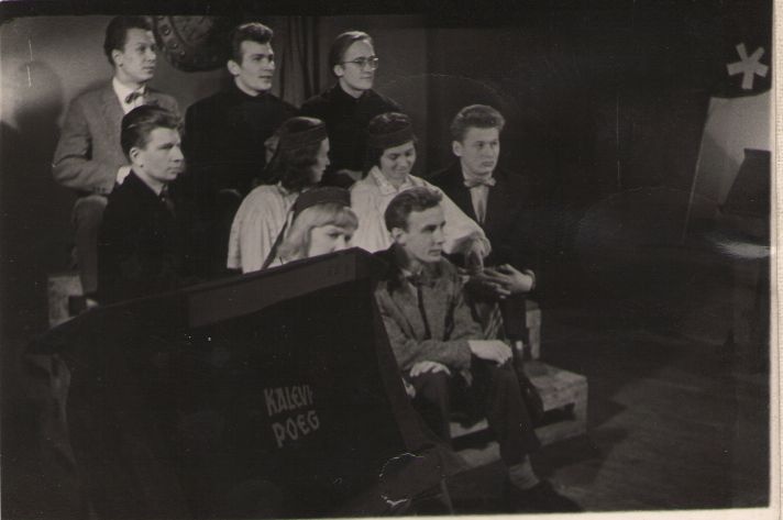 Foto. Tallinna Riikliku Konservatooriumi lavakunsti üliõpilased esinemas Kalevipoja I saates, Tallinna Telestuudios, 1961.