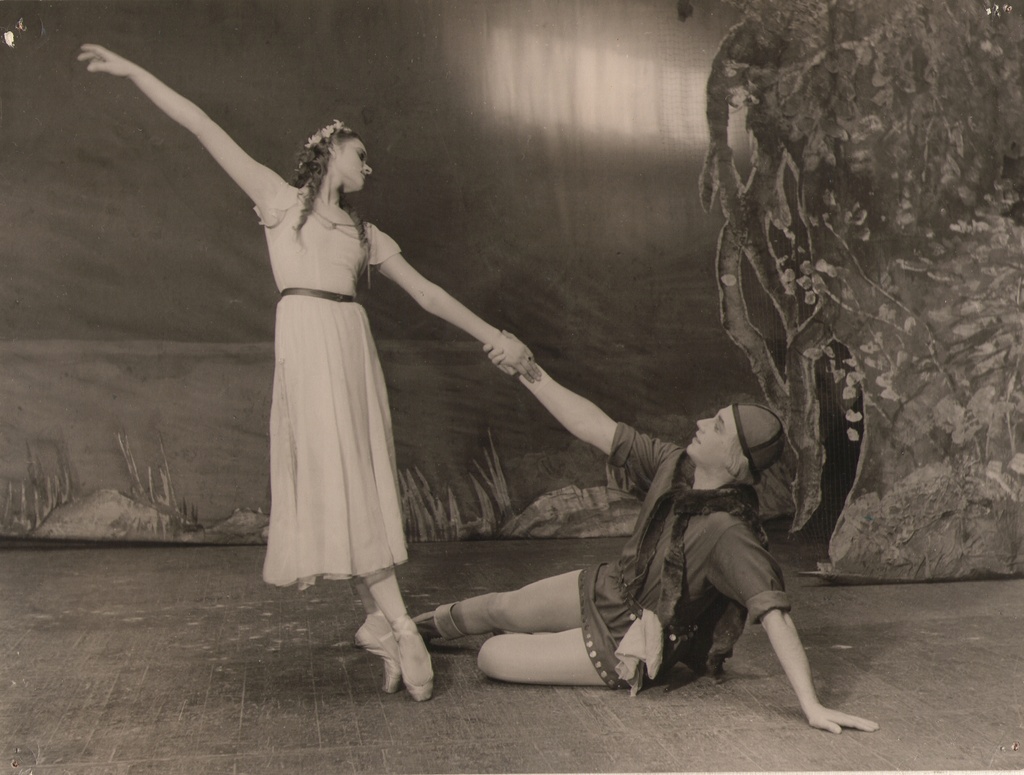 Foto. Ballett KULLAKETRAJAD (II vaatus. Meelike - Tiiu Randviir, Ülo - Ilmar Silla), 1956.