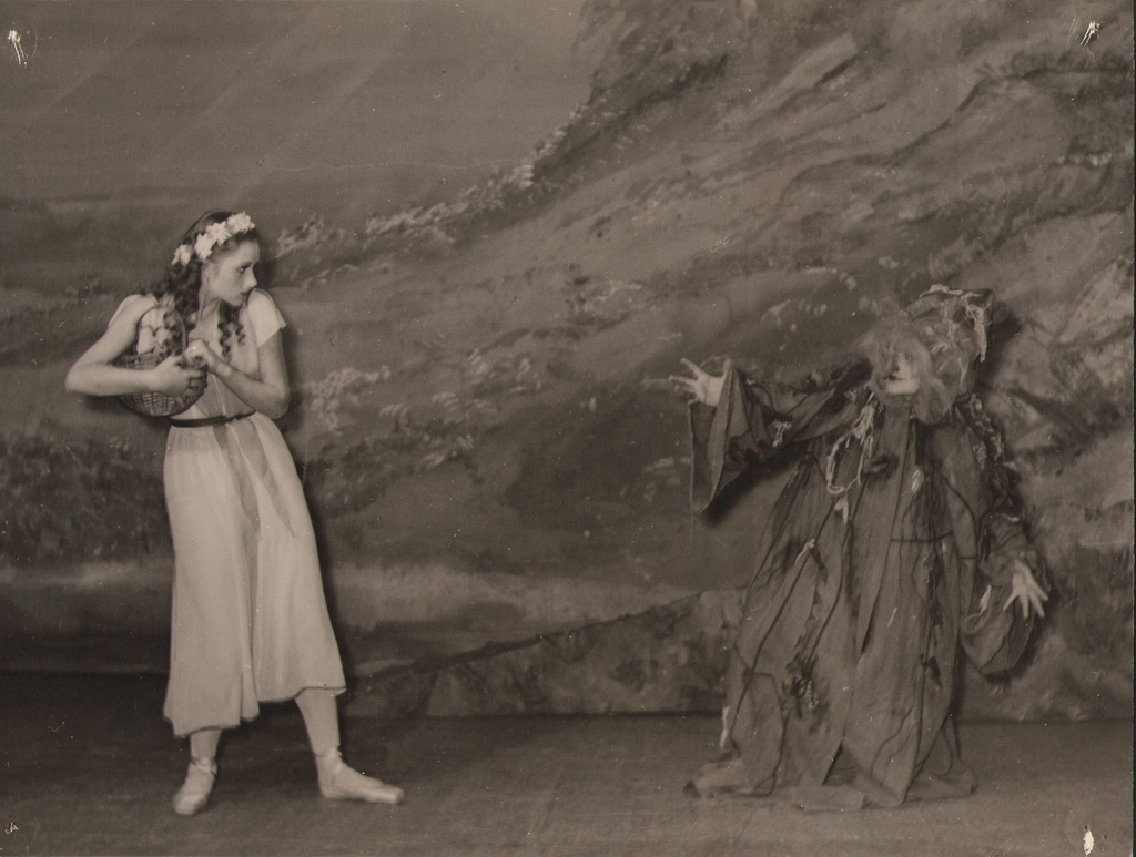 Foto. Ballett KULLAKETRAJAD (I vaatus. Meelike - Tiiu Randviir, Loksper - Inge Põder), 1956.