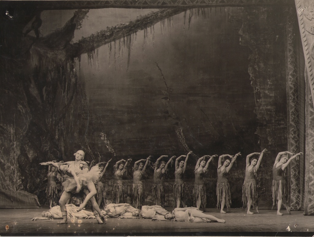 Foto. Ballett KULLAKETRAJAD (III vaatus. Meelike - Tiiu Randviir, Ülo - Ilmar Silla, Vetetütred), 1956.