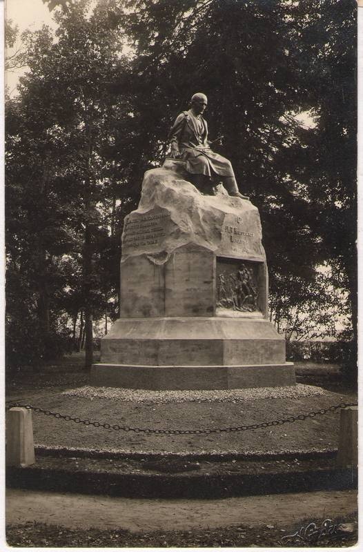 Foto. Dr. Fr. R. Kreutzwaldi mälestussammas Võrus.