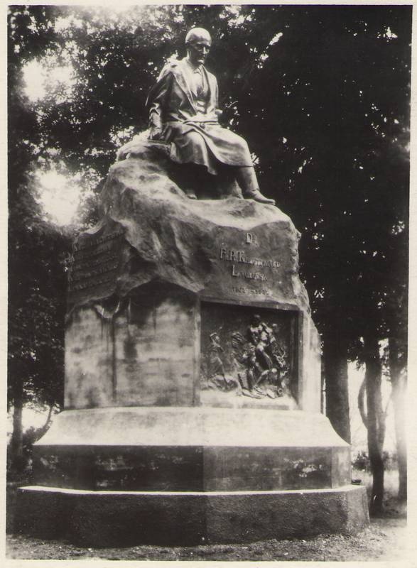 Foto. Dr. Fr. R. Kreutzwaldi mälestussammas Võrus.