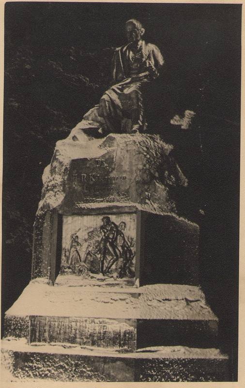 Foto. Dr. Fr. R. Kreutzwaldi mälestussammas Võrus.