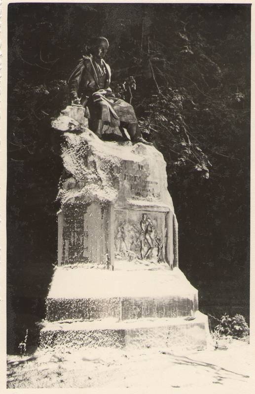 Foto. Dr. Fr. R. Kreutzwaldi mälestussammas Võrus.