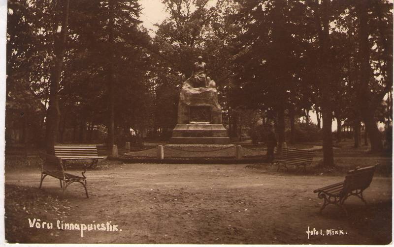 Foto. Dr. Fr. R. Kreutzwaldi mälestussammas Võrus.