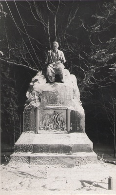Foto. Fr. R. Kreutzwaldi mälestussammas Võrus, (A. Adamson).  similar photo