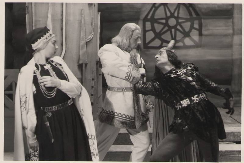 Foto. Ballett KALEVIPOEG - Sorts (B. Blinov) tahab Lindat (J. Arg) kosida. 1948.