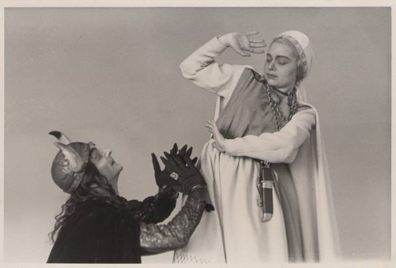 Foto. Ballett KALEVIPOEG - Linda (J. Arg) kosimine. 1948.