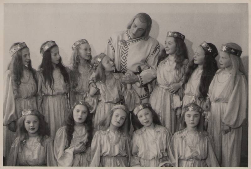 Foto. Ballett KALEVIPOEG - Kalevipoeg (V. Hagus) ja kuusaatjad. 1948.