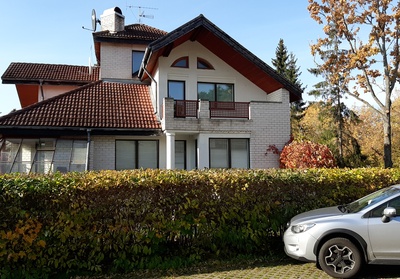Erika Salumäe, the bicycle of the Solo Olympic winner, in front of the house built for his gift. rephoto