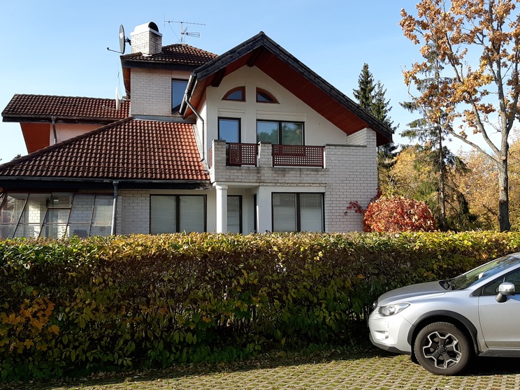 Erika Salumäe, the bicycle of the Solo Olympic winner, in front of the house built for his gift. rephoto