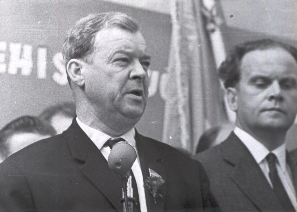 Foto. Võru Rajooni Kultuurimaja "Kannel" avamine 15. augustil 1964.a. Kõneleb G. Nellis.