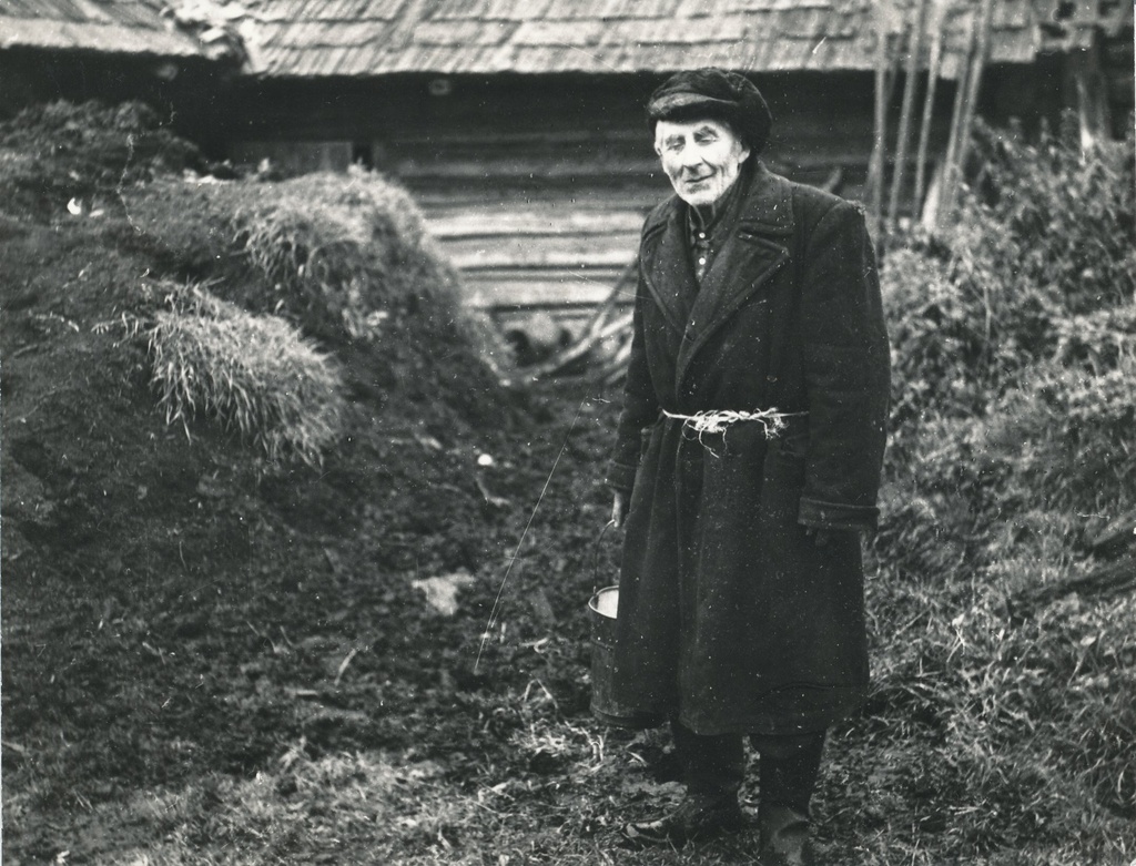 Foto.Peterson, Karl oma koduõuel 1970.aastate lõpul.
