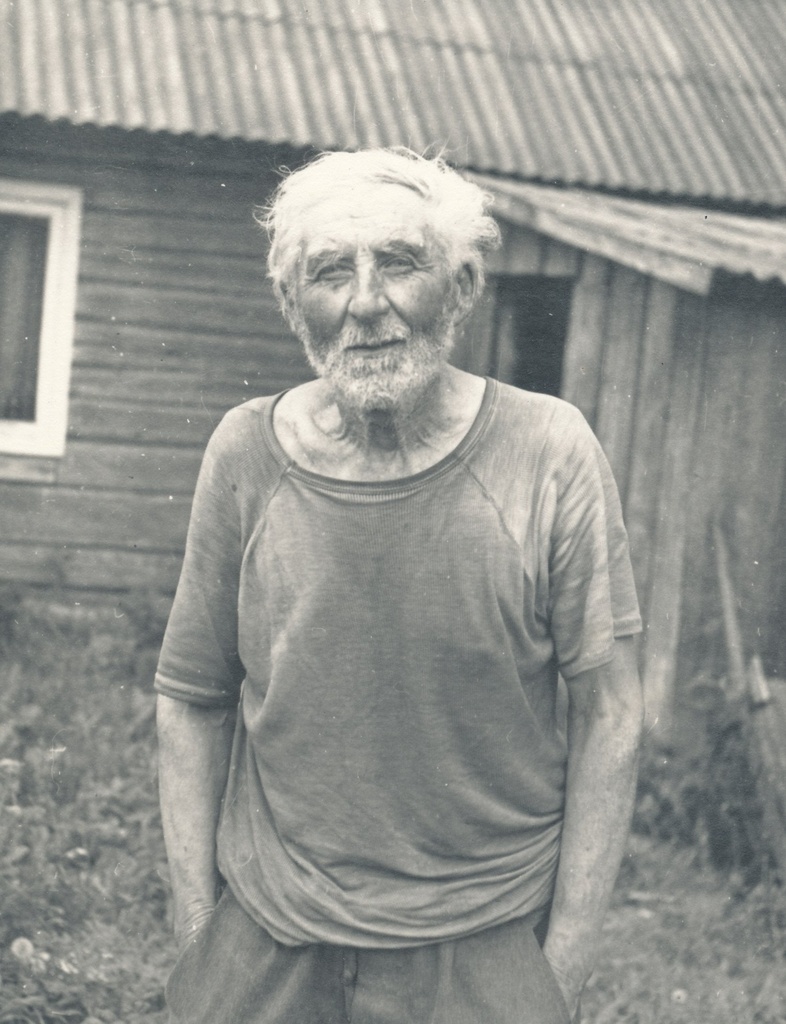 Foto. Karl Peterson koduõuel 1980.aastate algul.