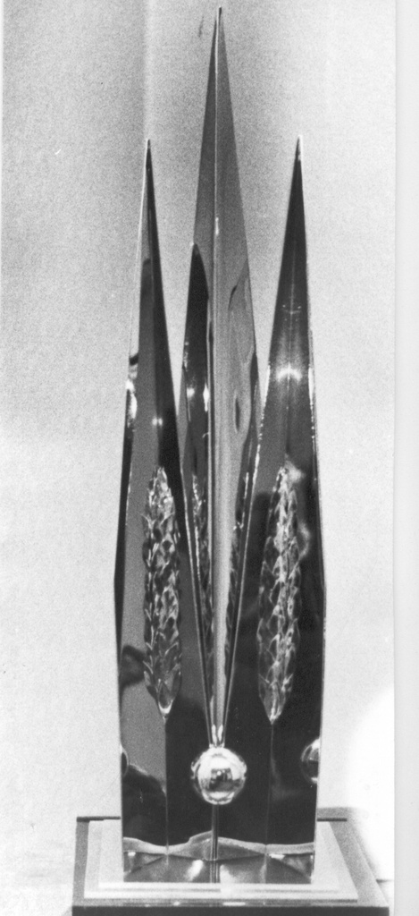Foto.Kompositsioon, autor Kaie Parts , mis kingiti Tallinna linna poolt Tartu Riikliku Ülikoolile 350.aastapäevaks 1982.a.