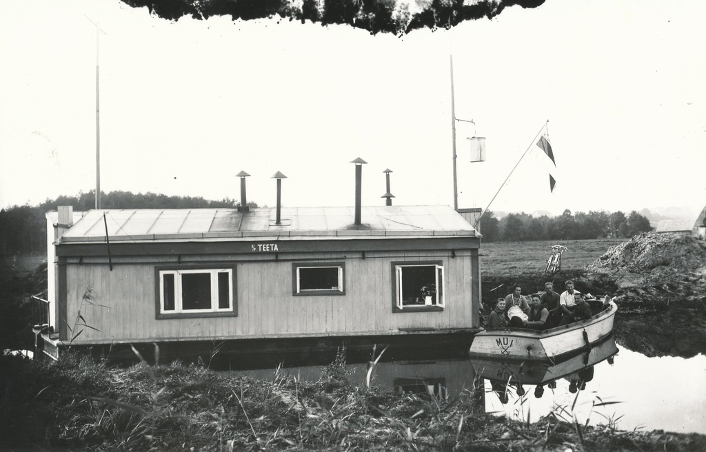 Foto. Ekskavaatori juurde kuuluv elamu köögi ja magamisruumidega töögrupile 1936.a.