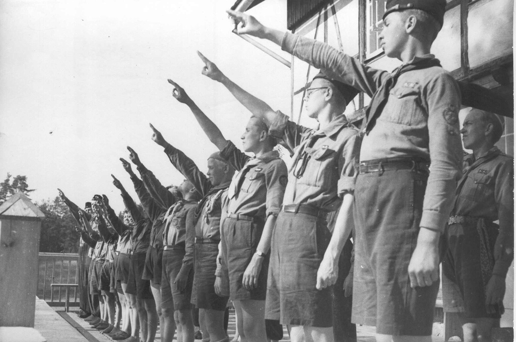 Foto. Noorkotkad  "Kotkakodus" Võru Kubijal  lipu heiskamisel saluteerimas 1930.aastal.