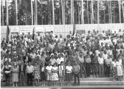 Foto. Rahvarinde kõnekoosolek- miiting Kubija laululaval 17. juulil 1988.a.  similar photo