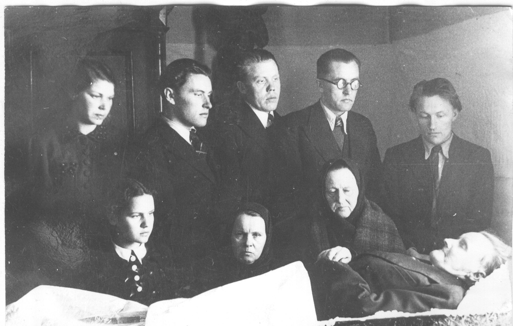 Foto. Rudolf, Axel, Eduard ja Harry Kriisa isa Danieli (Tannil)  kirstu juures 24.veebruaril 1940.a.