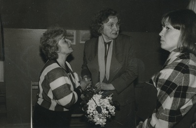Foto. Rudolf Kriisa maalinäituse avamine 16.mail 1989.a. Kuressaares V. Kingissepa Majamuuseumi näitusesaalis.  duplicate photo