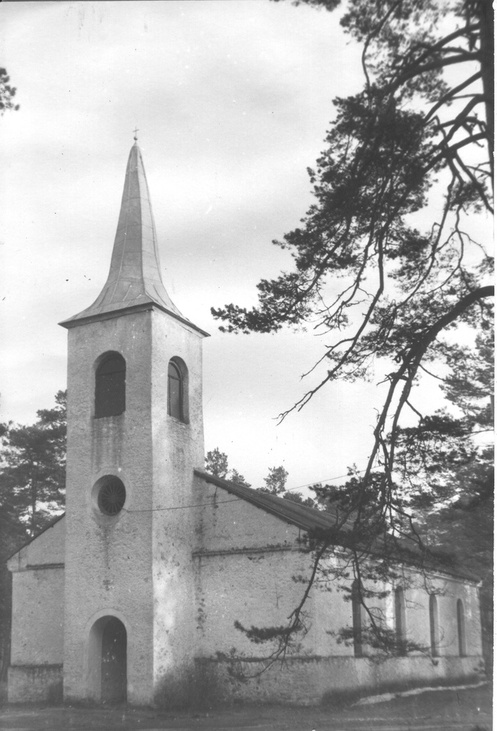 Foto. Emmaste kirik Hiiumaal mille oreli ehitas ümber Rudolf  Kriisa 1938.aastal.