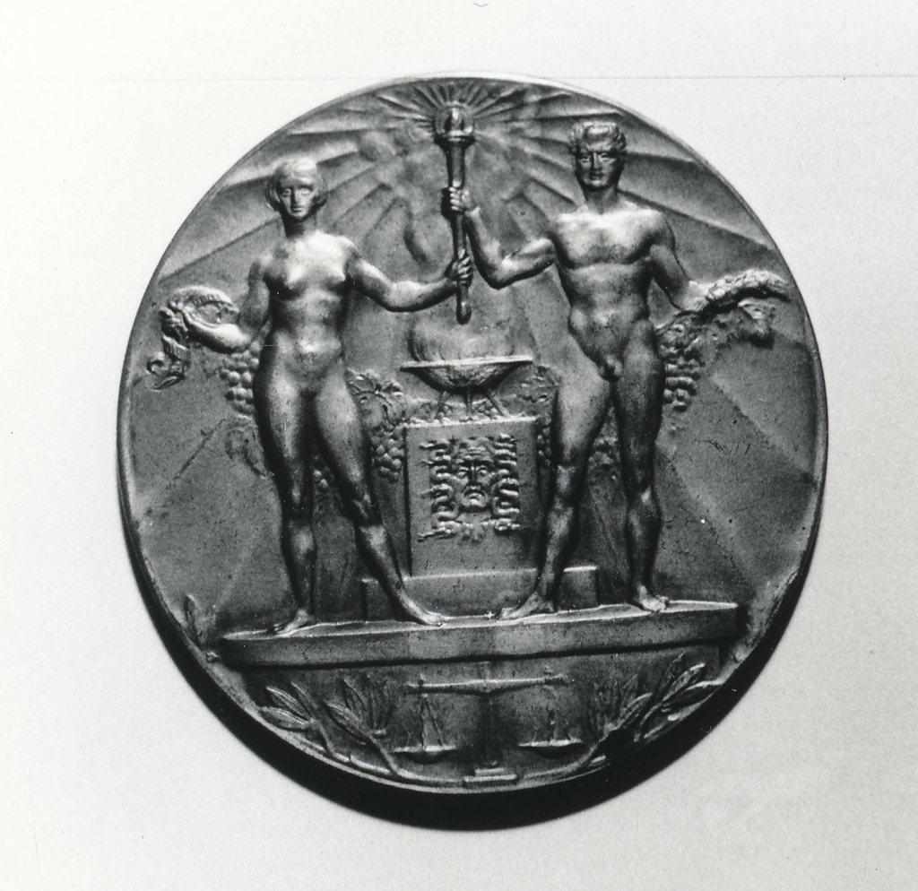 Foto. Medal Eduard Pütsepale Amsterdami 1928.a. olümpiamängudelt  maadluses, 6. koht. avers