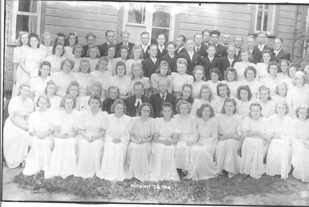 Foto. Võru  leerilapsed  7. juulil 1946.a.Koguduse hooldajaõpetaja Karl Puusemp ja organist Paul Elken. Foto Gustav Zopp