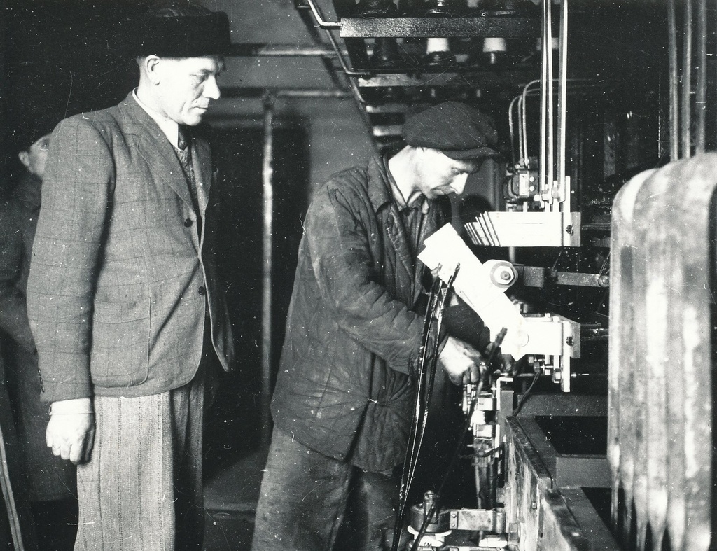 Foto. Võru elektrijaama taastamine. Lülitusseadmete monteerimine 1947.a. Vasakul direktor Karl Voolaid, montöör Johannes Zeeren