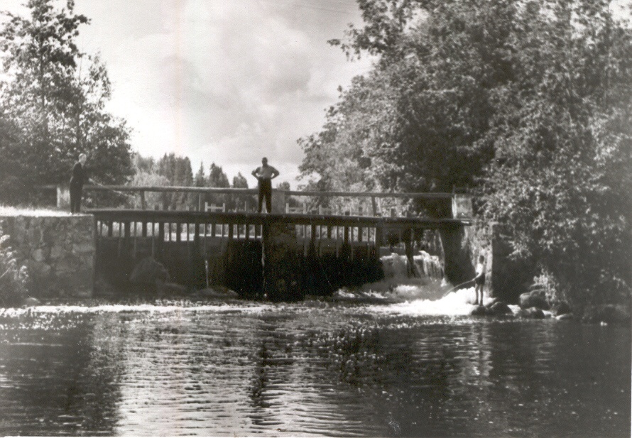 Foto. Pärlijõe Sänna Mäeveski lüüsiväravad altvoolu 1950.aastatel.