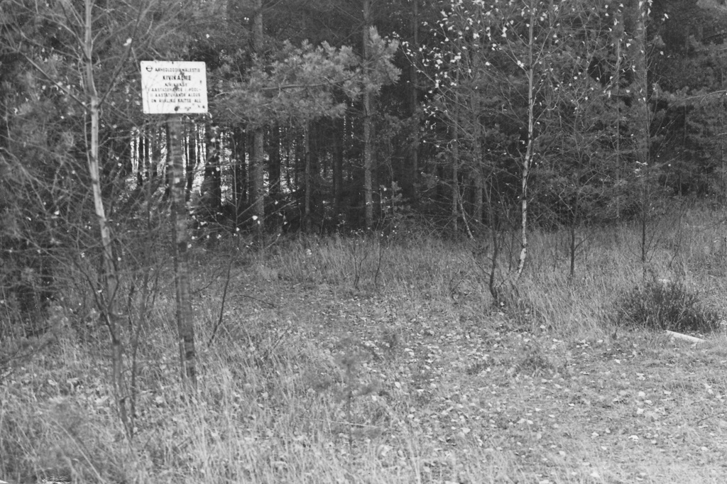 Foto. Kivikalmele  "Kirikuase" , I aaastatuhande lõpust- II a.t. algusest Villa külas Antsla külanõukogus 1975.a. oktoobris.