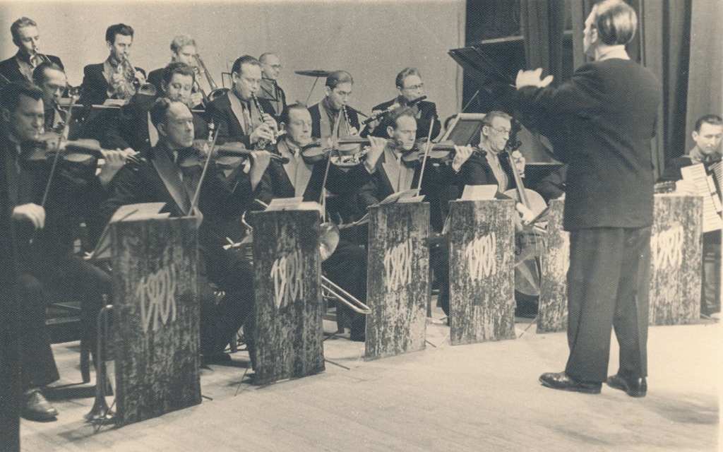 Foto. Võru Rajooni Kultuurimaja orkester 1959.a. Dirigent H.Juurikas.