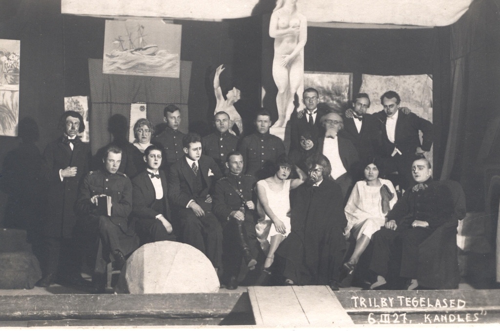 Foto. G. Ge  näidendi "Trilby " tegelased selle esilavastuse ajal Kandles 6.märtsil 1927.a.