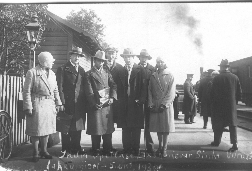 Fotopostkaart. India kirjaniku  Lakshmiswar Sinha - lahkumine Võrust 5.oktoobril 1930.a
kirjaniku kõrval paremal Karl Eerme.
