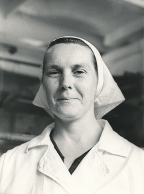 Foto.Väimela Näidissovhoostehnikumi masinalüpsimmeister Tiia Jukk 1977.a.  similar photo