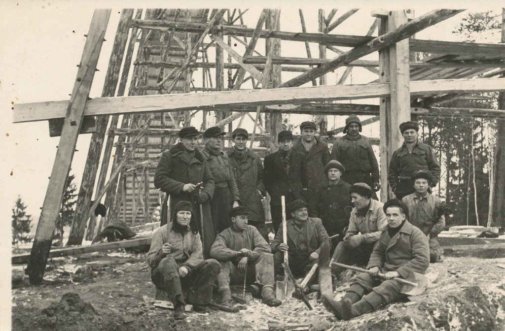 Foto. Grupp Kasaritsa - Meegomäe suusahüppetrampliini ehitajaid 1949.a.