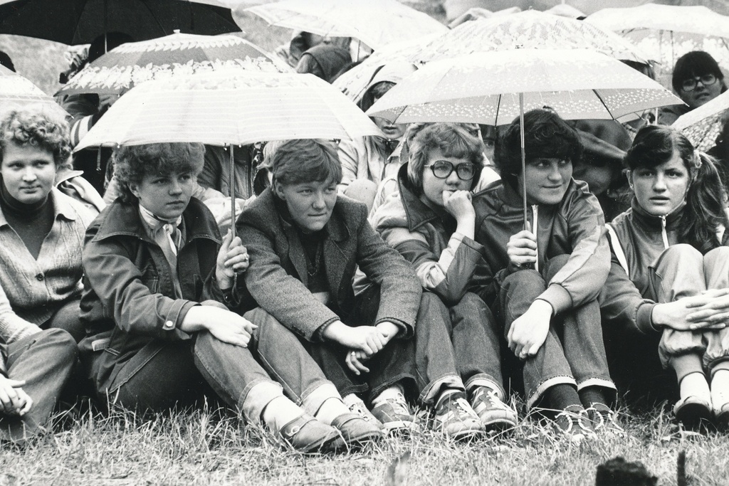 Foto. Võru rajooni suvepäevad Rõuges 1982. Loengu kuulamist ei takista ka vihm!