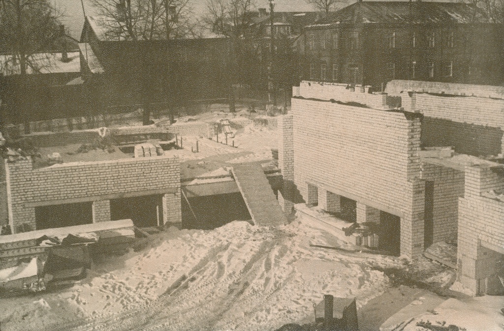 Foto.Võru Koduloomuuseumi  esimese korruse seina ladumine pargipoolses tiivas 1977.a. detsembris.