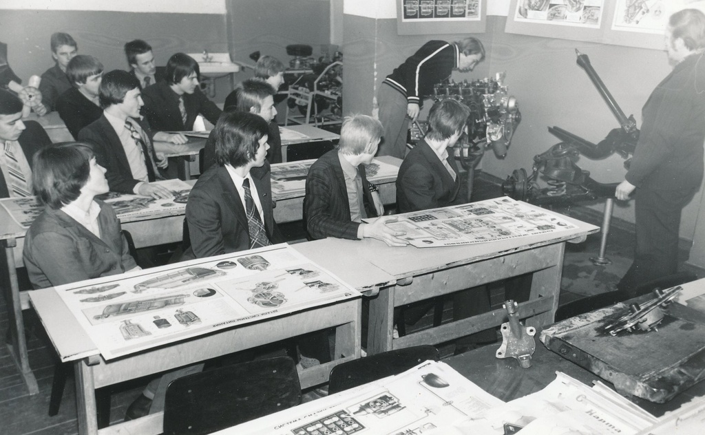 Foto. Traktoriõpetuse tund Vastseliina Keskkoolis 1981.a. õpetaja Puusepa juhendamisel.