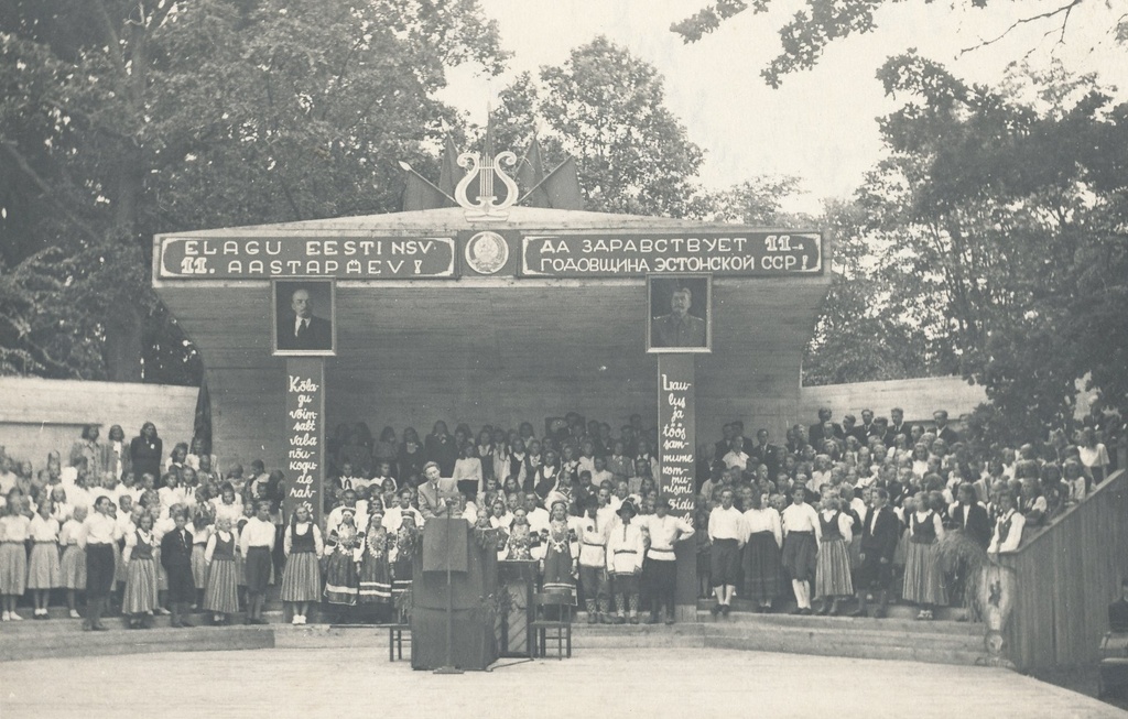 Foto. Peokõnega    Vastseliina rajooni laulupeol 1951.a. esineb Jüri Naarits.