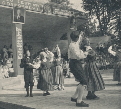 Foto. Esinevad rahvatantsijad  Vastseliina rajooni laulupeol 22.juulil  1951.a..  similar photo