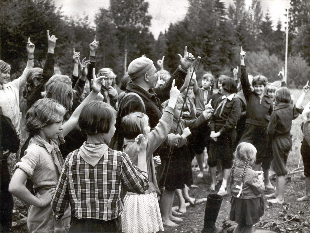 Foto. Võru rajooni pioneerid Pärlijõe pioneerilaagris Rõuges  Matsi küla all. Looduse tundmaõppimine A. Ivaski juhendamisel.