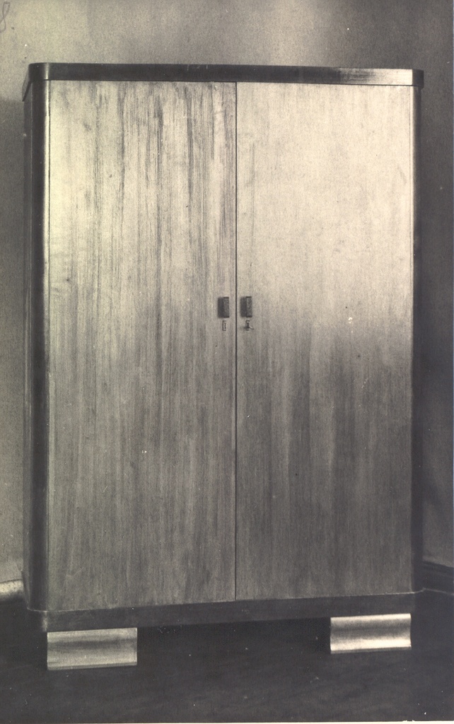 Foto. Riidekapp, kahe uksega. H. Toode kavandi järgi valmistatud Võru Mööblitööstuses.