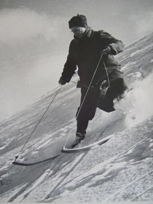 Foto. Haanjamaa omapära. Albert Ivaski foto näituselt. Hanjamehe suusad