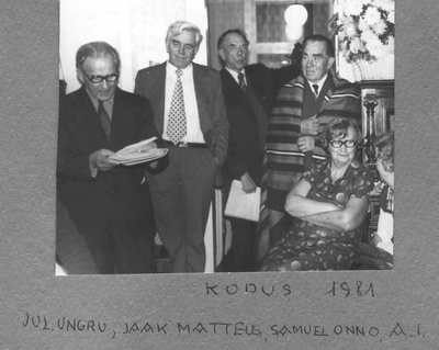 Fotoalbum. Albert Ivaski 75. sünnipäev septembris 1981.a. kodus, õnnitlussõnu loeb VÕS-i 1932.a. Läänemaal lõpetanud Julius Ungru ,assisteerivad Jaak Matteus ja Samuel Onno.  similar photo