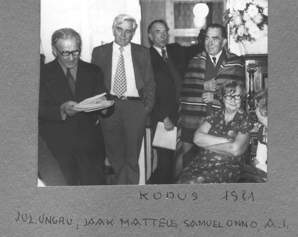 Fotoalbum. Albert Ivaski 75. sünnipäev septembris 1981.a. kodus, õnnitlussõnu loeb VÕS-i 1932.a. Läänemaal lõpetanud Julius Ungru ,assisteerivad Jaak Matteus ja Samuel Onno.