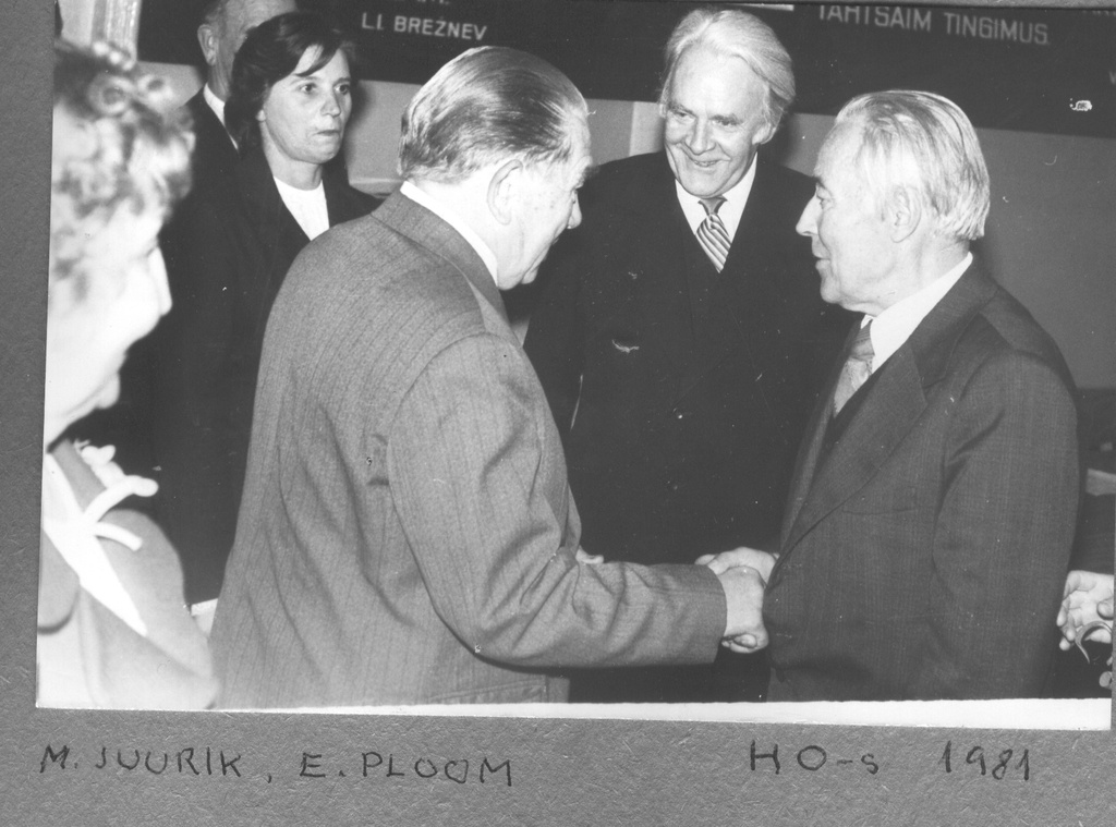 Fotoalbum. Albert Ivaski 75. sünnipäev septembris 1981.a. Juubilari õnnitlevad Elmo Ploom ja Hendrik Juurikas.