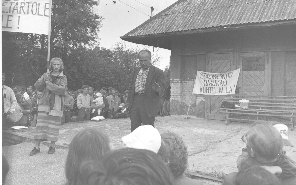 Foto 14.juunil 1988.a. Põlva raudteejaamas,kõneleb vanem mees